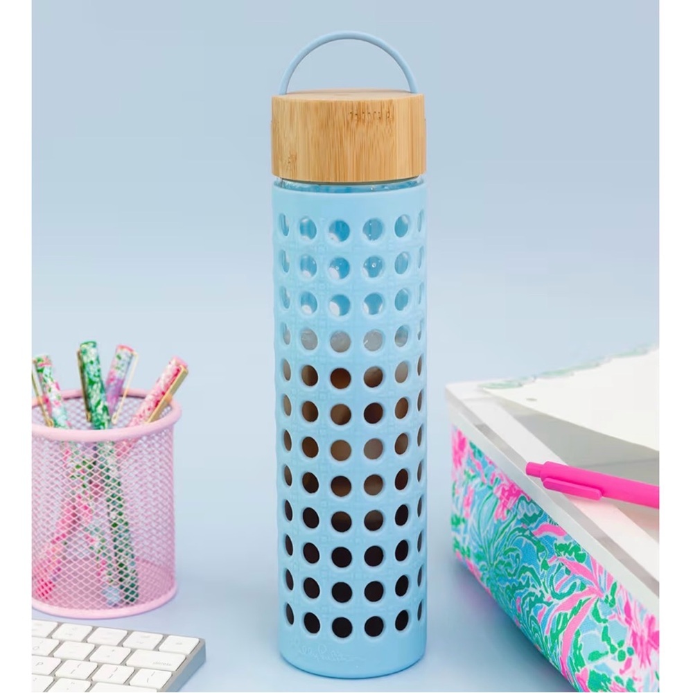 Lilly Pulitzer 20 oz Glass Water Bottle with Silicone Sleeve, Blue Caning
